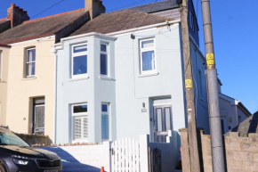 Townhouse, close to harbour with sea views, Padstow